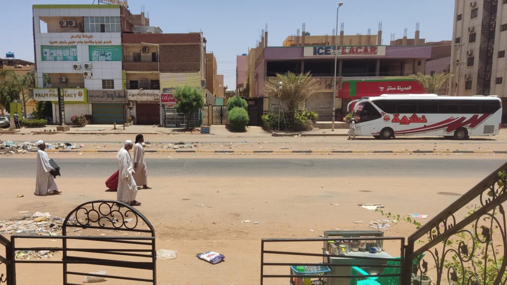 Actualites-francaise-A-Khartoum-des-Soudanais-dubitatifs-et-demunis-avant